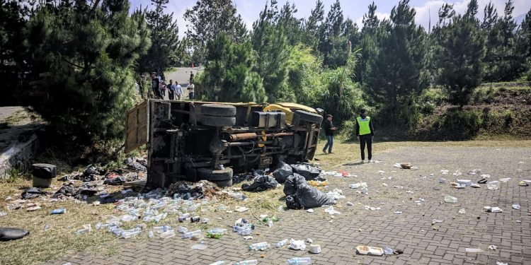 Tewaskan Anak Dan Istri Sopir, Truck Pengangkut Sampah DLHK Kuningan Terguling Di Area Parkir Arunika Cisantana