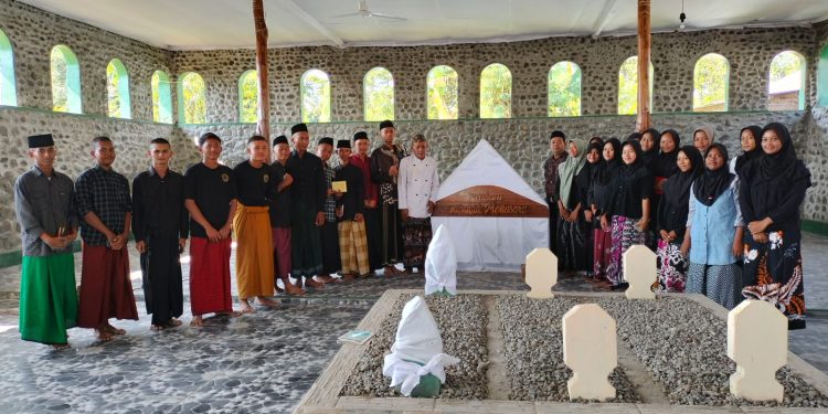 H.Muhari Abu Kamal Tokoh Pimpin Doa Dan Tahlil Untuk Paskibra Kecamatan Losari Agar Sukses Tunaikan Tugas Upacara 17 Agustus Tahun 2024