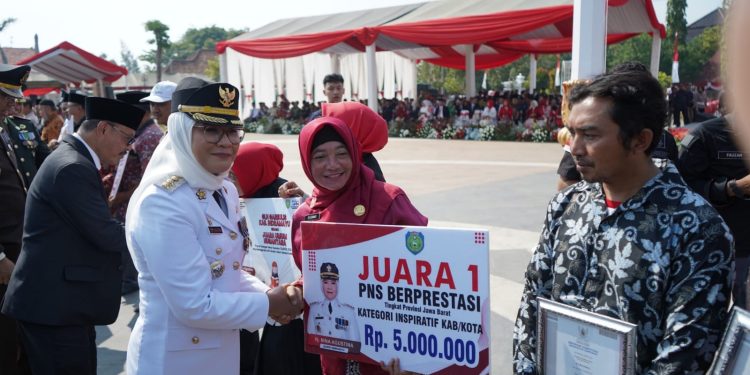 Bupati Serahkan Sertifikat dan Penghargaan Bagi Peraih Prestasi
