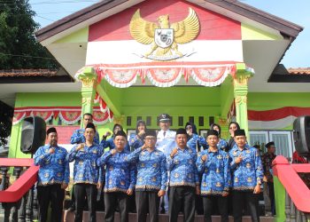 Momen Haru Warga Desa Kubang Saat Berpisah dengan Satgas TMMD ke-121