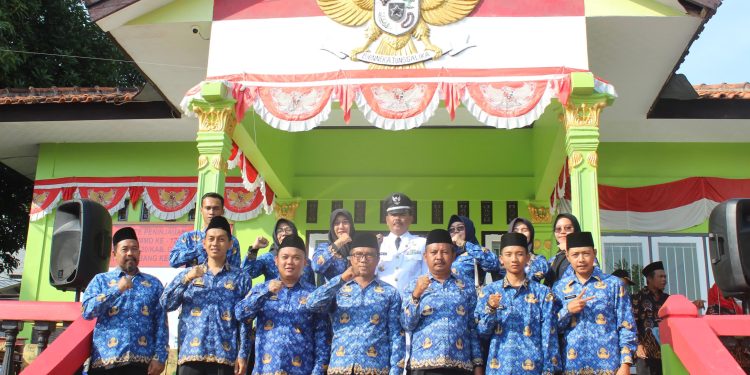 Momen Haru Warga Desa Kubang Saat Berpisah dengan Satgas TMMD ke-121