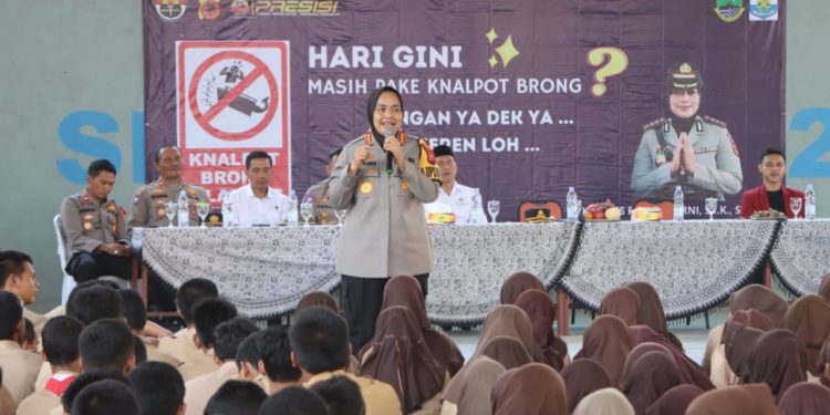 Kapolresta Cirebon Berikan Penyuluhan kepada Siswa SMAN 1 Palimanan