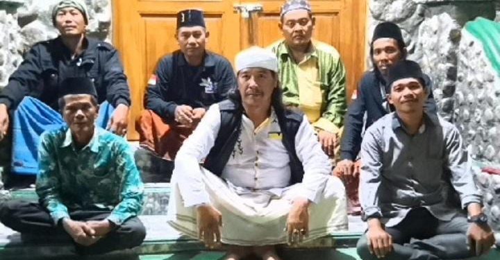 Hayu Ziarah Di Makam Makbroh Wali Losari Ki Mertasara Desa Mulyasari 