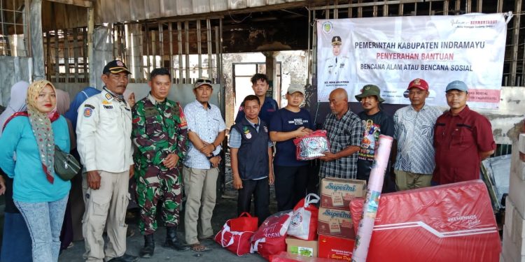 I-Ceta Dinsos Indramayu  Salurkan Bantuan Bagi Korban Kebakaran Di Desa Sukaurip