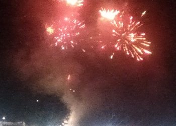 Ribuan Warga Meriahkan Pesta Kembang Api Buyut Betet di Klangenan Cirebon