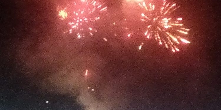 Ribuan Warga Meriahkan Pesta Kembang Api Buyut Betet di Klangenan Cirebon