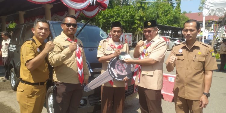 Bupati Indramayu Serahkan Bantuan Mobil Siaga Untuk Dua Desa 