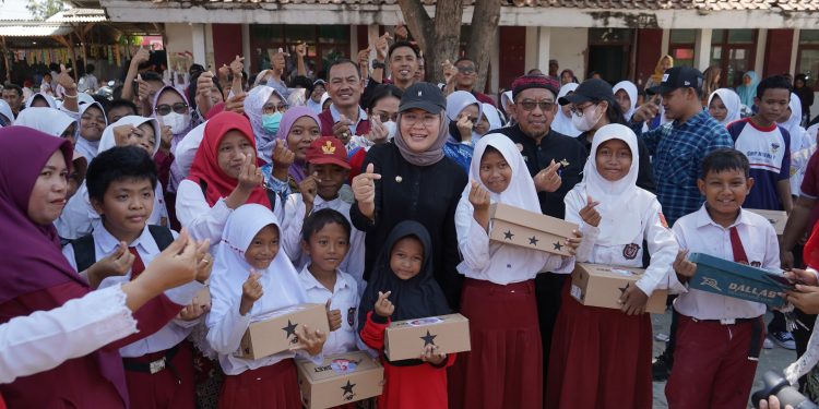 Bupati Nina Agustina Kunjungi Sekolah Ambruk Dan Pastikan Segera Dibangun 