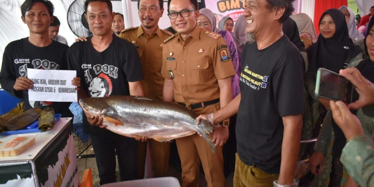 Pj Bupati Cirebon Dorong Masyarakat Gemar Makan Ikan untuk Cegah Stunting