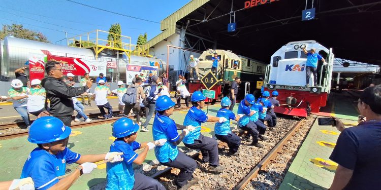 Daop 3 Cirebon Rayakan HUT Ke-79 KAI dengan Lomba Tarik Lokomotif Spektakuler!