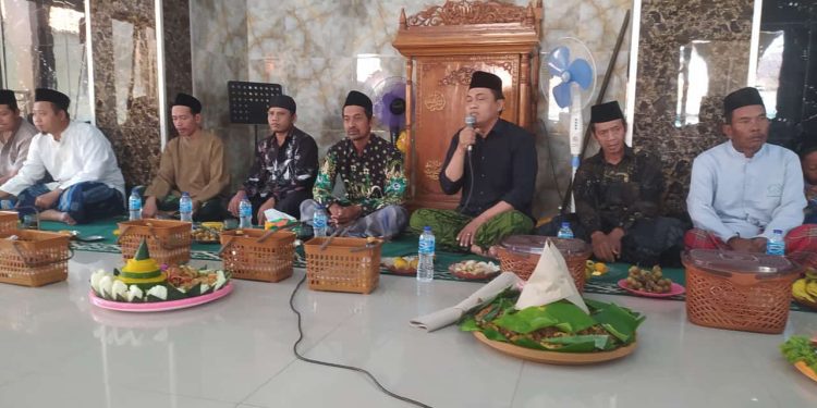 Ratusan Masyarakat Pabedilan Kaler Ikut Maulid Nabi Secara Hikmat