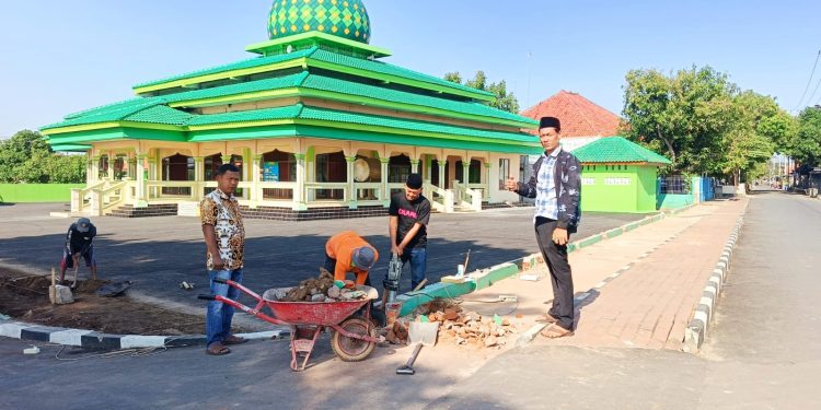 Warga Kaligawe Wetan Swadaya Pembangunan Pagar Masjid Baitul Muttaqin