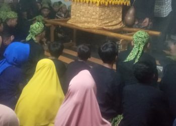 Arak-Arakan Buyut Pengampon “Nyi Endang Geulis” Menarik Ribuan Warga di Cirebon