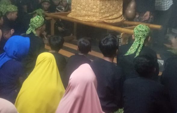 Arak-Arakan Buyut Pengampon “Nyi Endang Geulis” Menarik Ribuan Warga di Cirebon