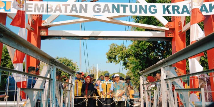 Antusias Warga Saksikan Peresmian Jembatan Gantung Krasak 