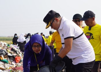 Empat Tahun Terabaikan, Pj Bupati Cirebon Pimpin Aksi Bersih Sampah di Desa Pangenan