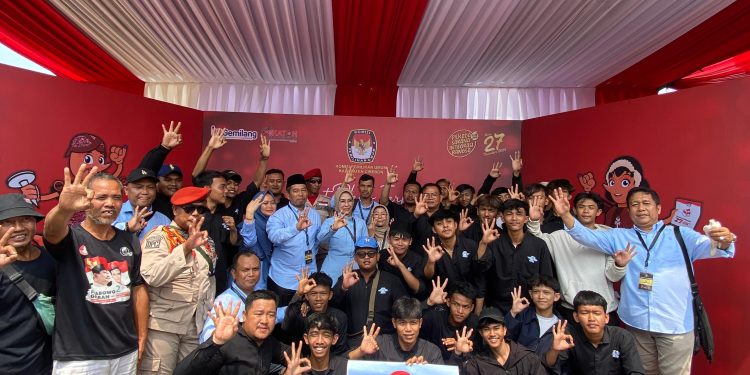 Ribuan Masa Pendukung Pasangan Calon Bupati Wahyu Tjiptaningsih Solihin
