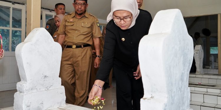 Menjelang Puncak Peringatan HUT  Indramayu Ke-497 Bupati Indramayu Ziarah Ke Makam Leluhur