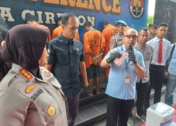 Lansia Tertangkap Basah Gunakan Uang Palsu di Cirebon