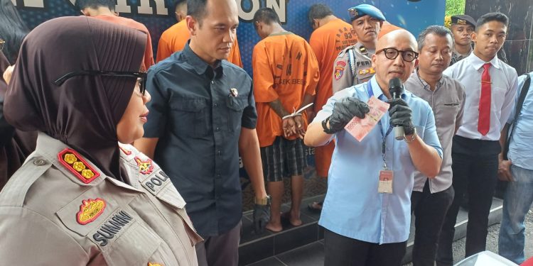 Lansia Tertangkap Basah Gunakan Uang Palsu di Cirebon