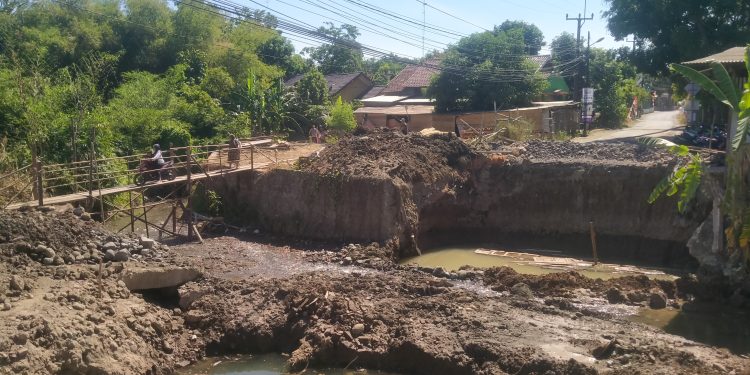 Seorang Pengendara Motor Nyemplung Di Proyek Jembatan di Desa Cempaka Plumbon 