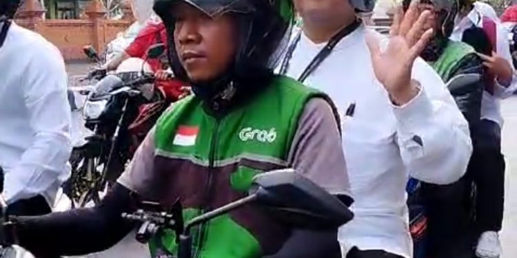 Cirebon Beriman: Ratusan Ojol Iringi Imron-Agus Menuju Pengundian Pilbup!