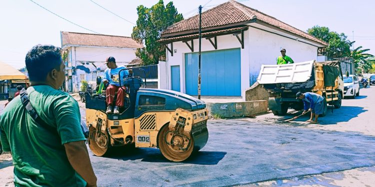 CV Sagita Andal Utama Maksimalkan Peningkatan Jalan Lingkungan Desa Lemahabang Kulon