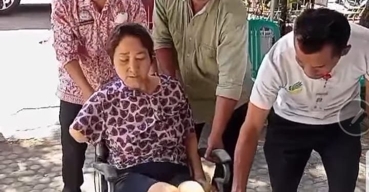 Peduli PPKS, Dinas Sosial Serahkan Bantuan Atensi Kepada Penyandang Disabilitas di Indramayu