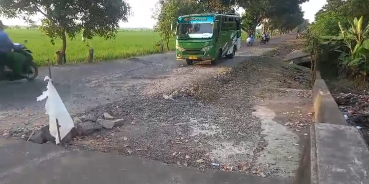 Jalan Bandara Kaliwedi Puluhan Tahun Tak Kunjung Diperbaiki, Warga Cirebon Kecewa