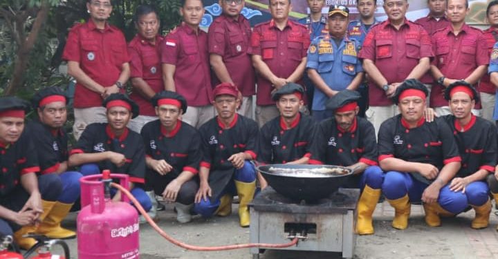 Tingkatkan Kewaspadaan Tim Dapur Lapas Narkotika Cirebon Lakukan Simulasi Penyelamatan Kebakaran Bersama DAMKAR