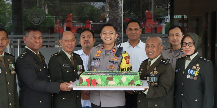Kapolres Cirebon Kota Hadiri Upacara Parade HUT TNI ke-79 di Subang, PJU Polres Cirebon Kota Berikan Ucapan di Beberapa Ksatrian TNI