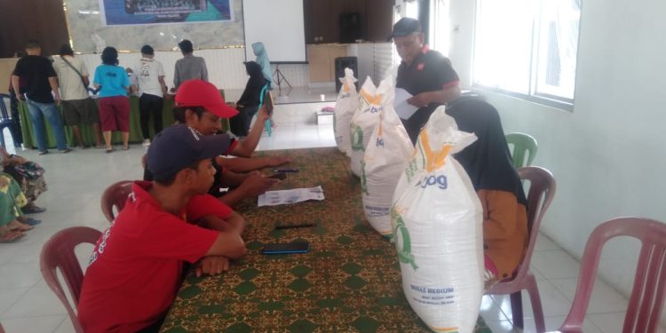 Warga Desa Kasugengan Kidul Kembali Terima Bantuan Cadangan Beras Pemerintah