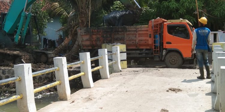 PT. HK Normalisasi dan Rehab Jalan Tepi Sungai Karangsinom