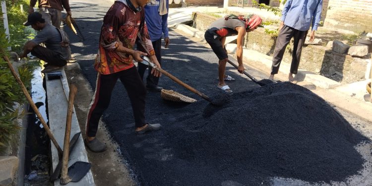 Pemdes Pabedilan Kulon gelar Hot Mix Jalan Desa Gunakan Banprov 2024