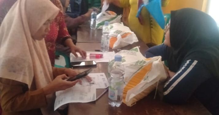 1139 KPM Warga Desa Warukawung Kembali Menerima Bantuan Beras Pemerintah