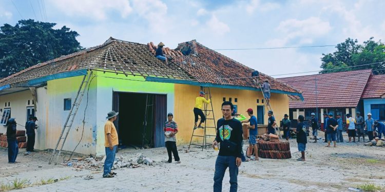 Pemdes Susukantonggoh Rehabilitasi Kantor Desa