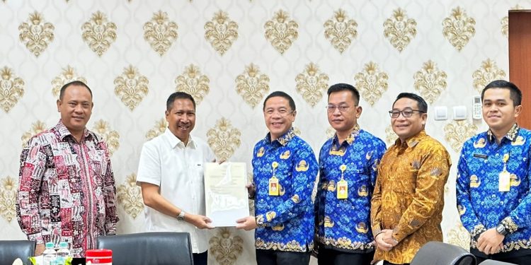 Kantor Pertanahan Serahkan 15 Sertipikat Tanah Aset Pemkab Indramayu