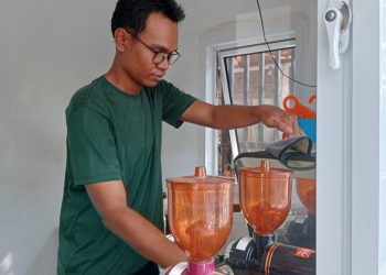 Saef, barista tuna rungu wicara kedai Kopi Teman Istimewa sedang meracik kopi sesuai pesanan pelanggan. Dok/foto saprorudin