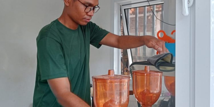 Saef, barista tuna rungu wicara kedai Kopi Teman Istimewa sedang meracik kopi sesuai pesanan pelanggan. Dok/foto saprorudin