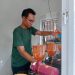 Saef, barista tuna rungu wicara kedai Kopi Teman Istimewa sedang meracik kopi sesuai pesanan pelanggan. Dok/foto saprorudin