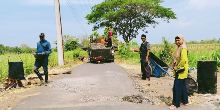 Darmawan Gelontorkan Lagi Dana Pribadi Perbaiki Jalan Berlubang di Desa Kaligawe Wetan