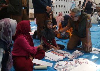 Pj Wali Kota Cirebon Tinjau Proses Sortir dan Pelipatan Surat Suara Pilkada 2024, Apresiasi Kerja Keras Petugas