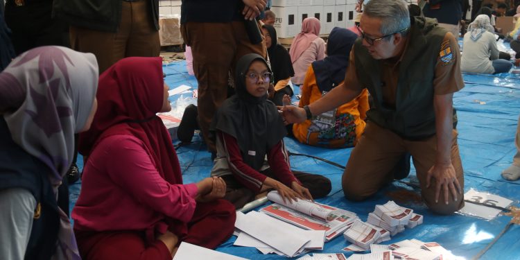 Pj Wali Kota Cirebon Tinjau Proses Sortir dan Pelipatan Surat Suara Pilkada 2024, Apresiasi Kerja Keras Petugas