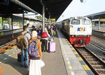 KAI Daop 3 Cirebon Siapkan 122.971 Tiket Kereta Api untuk Libur Natal dan Tahun Baru 2024/2025