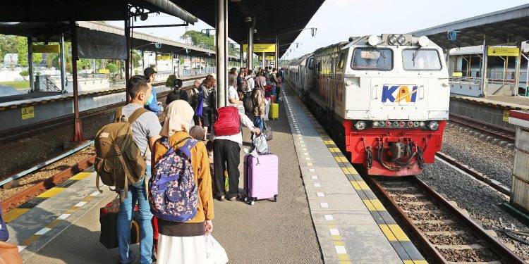 KAI Daop 3 Cirebon Siapkan 122.971 Tiket Kereta Api untuk Libur Natal dan Tahun Baru 2024/2025