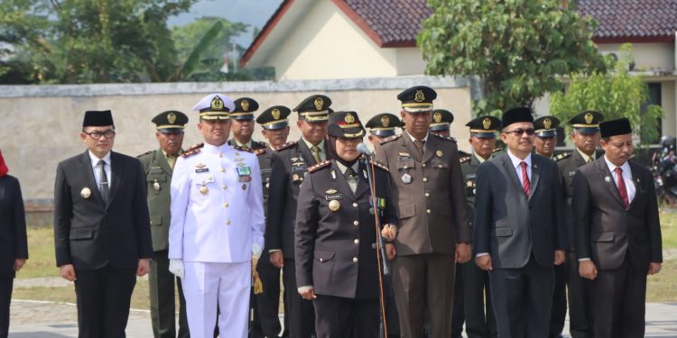 Kapolresta Cirebon Pimpin Ziarah dan Tabur Bunga dalam Peringatan Hari Pahlawan Ke-79