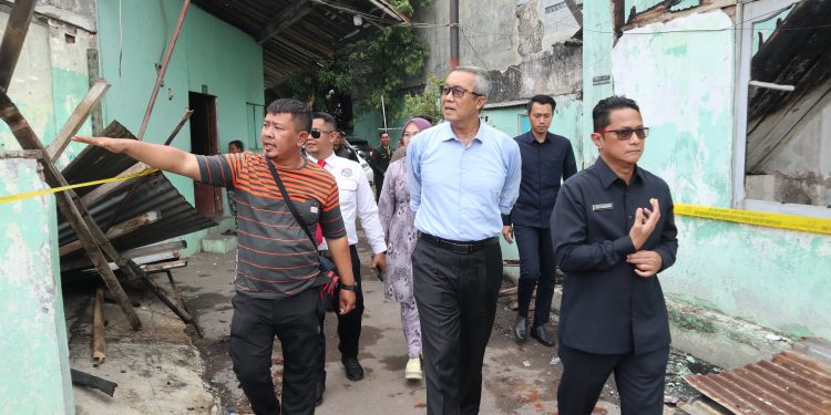 Pj Wali Kota Cirebon Tinjau Lokasi Kebakaran Asrama Denbekang, Berikan Dukungan Penuh untuk Korban