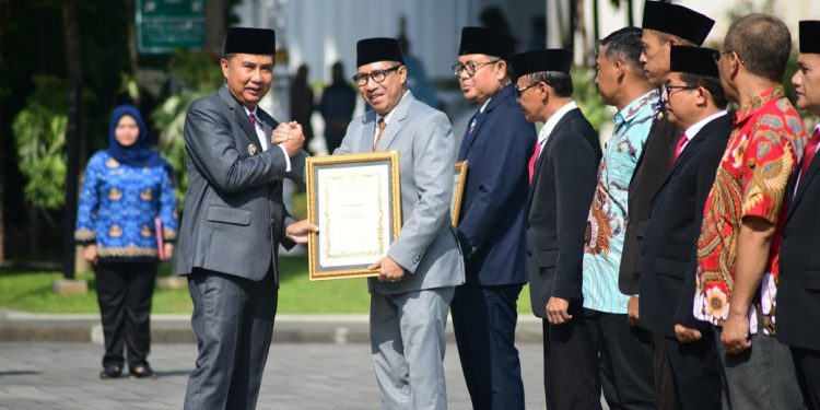 Pemkab Indramayu Terima Penghargaan UHC Award 2024 Dari Gubernur Jabar