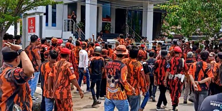 Geruduk Gedung Bank Sinarmas, Aksi Solidaritas Pemuda Pancasila Kabupaten Cirebon Berjalan Kondusif