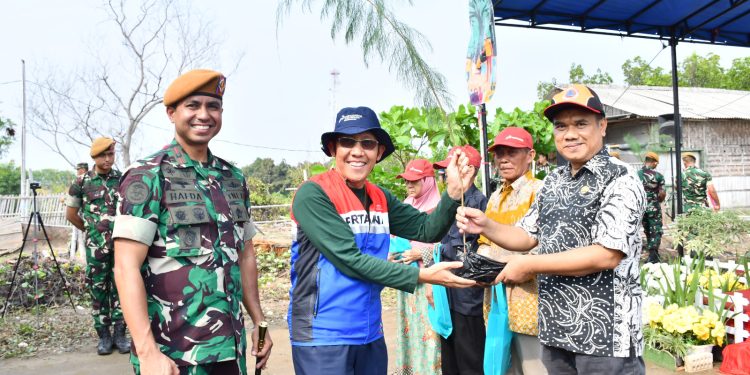 Lestarikan Lingkungan, Pertamina dan Arhanud Lakukan Bersih Pantai dan Tanam Pohon